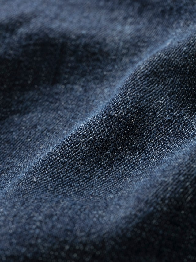 Nahaufnahme eines dunkelblauen Denimstoffs.