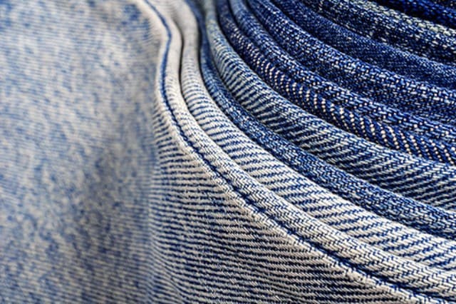 Gefaltete Denim-Jeans in verschiedenen Farben