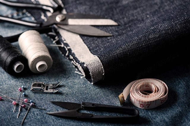 Utensilien zum schneidern einer Jeans