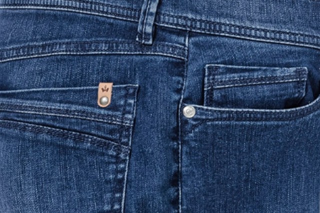 Eine Aufnahme einer liegenden Denim-Jeans