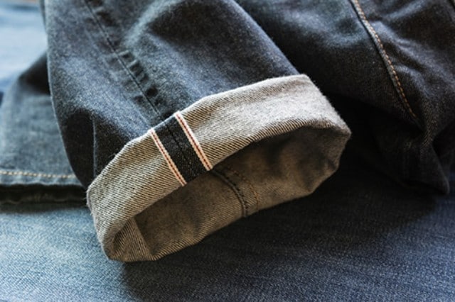Nahaufnahme des Hosenbeins einer Denim-Jeans