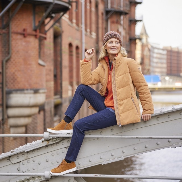 Frau in einer wasserabweisenden Jacke.
