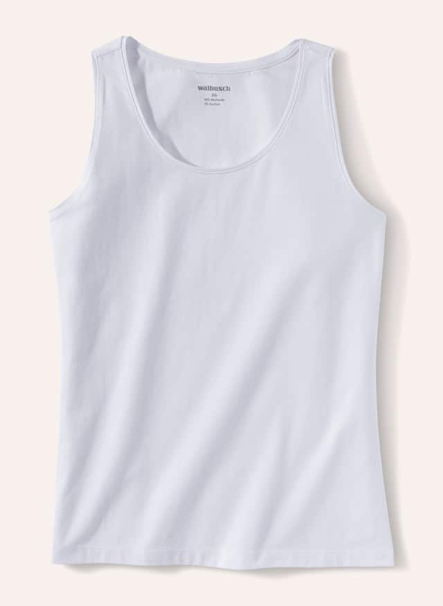 Ein schlichtes weißes Damen-Unterhemd liegt flach ausgebreitet vor hellem Hintergrund. Ein schlichtes weißes Damen-Unterhemd liegt flach ausgebreitet vor hellem Hintergrund.