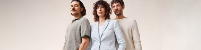 Links: ein Mann mit einem Strickpolo in Khaki, in der Mitte: eine Frau trägt einen hellblauen Blazer, rechts: ein Mann mit einem weißen Pullover