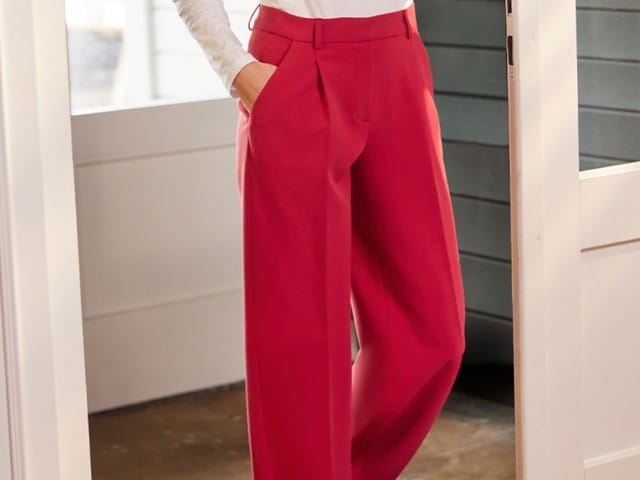 Frau trägt eine weite rote Marlene Hose.