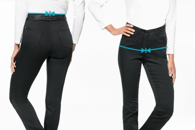 Eine Frau trägt schwarze Hosen und ein weißes Oberteil, von hinten und vorne gezeigt. Blaue Linien um die Taille markieren Passformmerkmale.