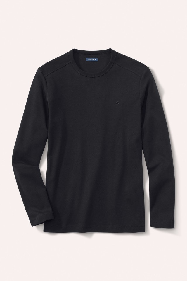 Ein schlichtes, schwarzes Langarmshirt mit Rundhalsausschnitt liegt vor einem hellen, neutralen Hintergrund.