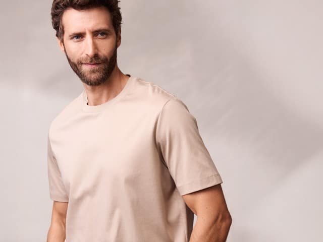 Ein Mann trägt ein Premium T-Shirt in der Farbe Sand.