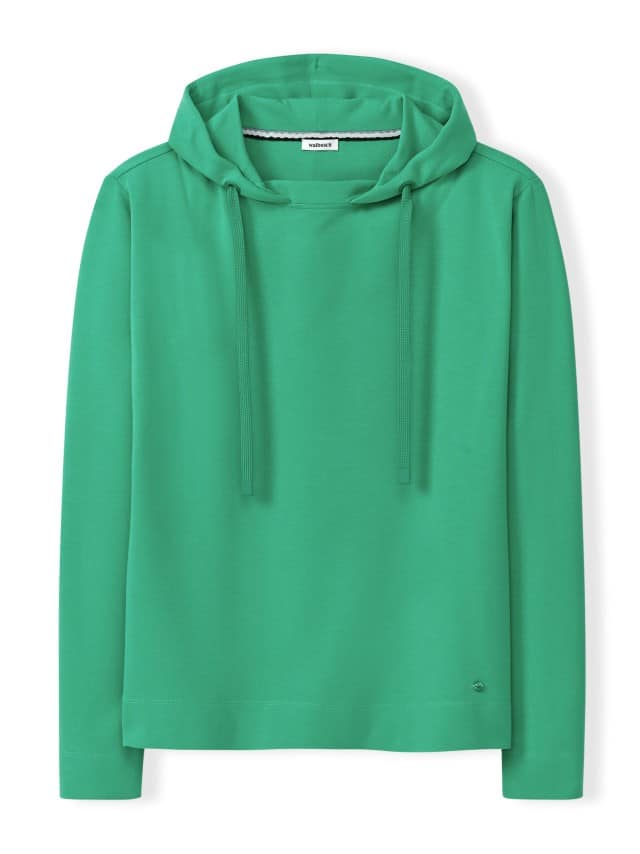 Ein grüner Kapuzenpullover mit Kordeln und langen Ärmeln liegt flach vor weißem Hintergrund. Ein grüner Kapuzenpullover mit Kordeln und langen Ärmeln liegt flach vor weißem Hintergrund.