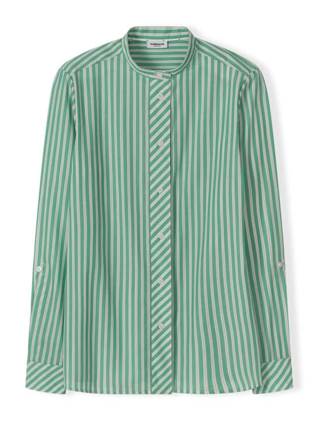 Eine grün‑weiß gestreifte langärmlige Bluse mit Stehkragen und Knopfleiste liegt flach vor weißem Hintergrund. Eine grün‑weiß gestreifte langärmlige Bluse mit Stehkragen und Knopfleiste liegt flach vor weißem Hintergrund.