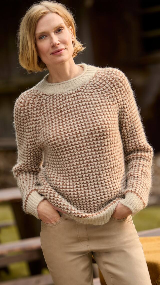 Eine Frau trägt einen Leicht&Weich Pullover in Creme/Toffee, dazu eine Yoga-Schlupfjeans in Caramel. Eine Frau trägt einen Leicht&Weich Pullover in Creme/Toffee, dazu eine Yoga-Schlupfjeans in Caramel.