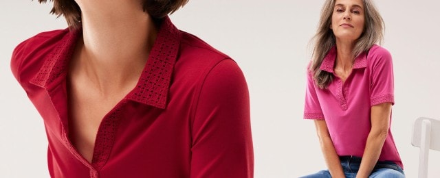 Zwei Frauen tragen sommerliche Poloshirts mit Lochspitze am Kragen und Ärmelabschluss—eins in Rot, eins in Pink.