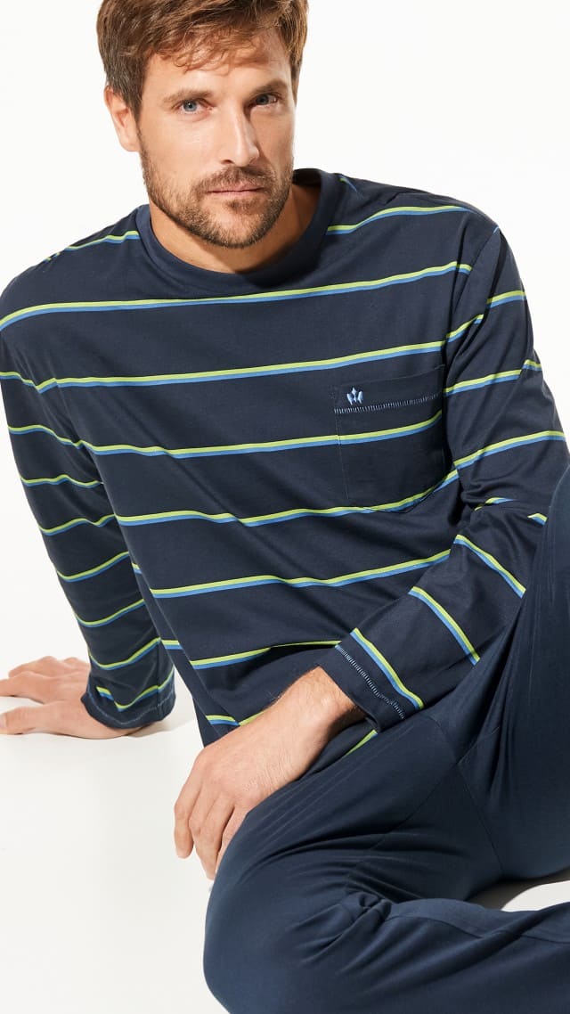 Ein Mann trägt einen gestreiften Pyjama in Marine.