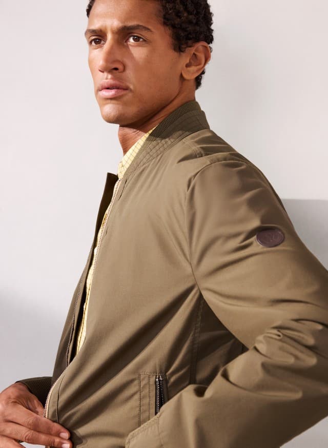 Abbildung Oberkörper Herr in Jacke