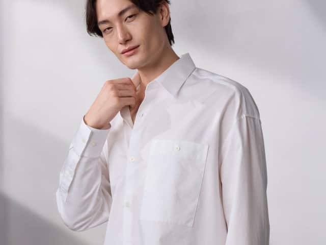 Ein Mann trägt ein weißes Hemd.