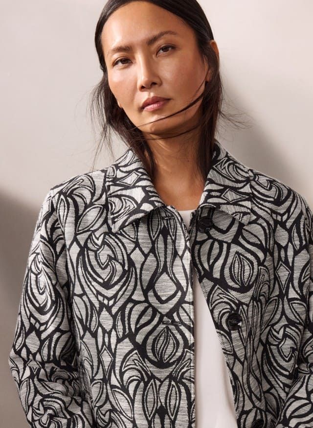 Abbildung Oberkörper Dame in Jacke