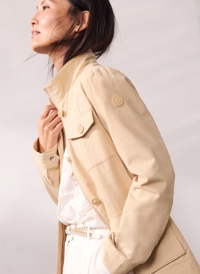 Abbildung Oberkörper Dame in Jacke