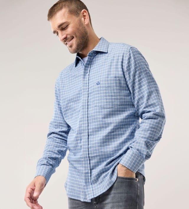 Ein Mann trägt das Soft-Flanell-Hemd Zip & Go in Karo Blau, dazu ein Jeans in Grau.