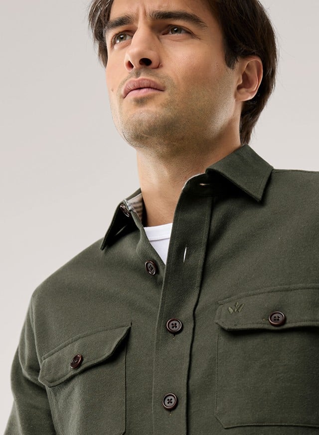 Abbildung Oberkörper Mann in Hemd mit Kent-Kragen