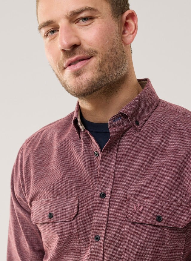 Abbildung Oberkörper Mann in Regular-Fit-Hemd