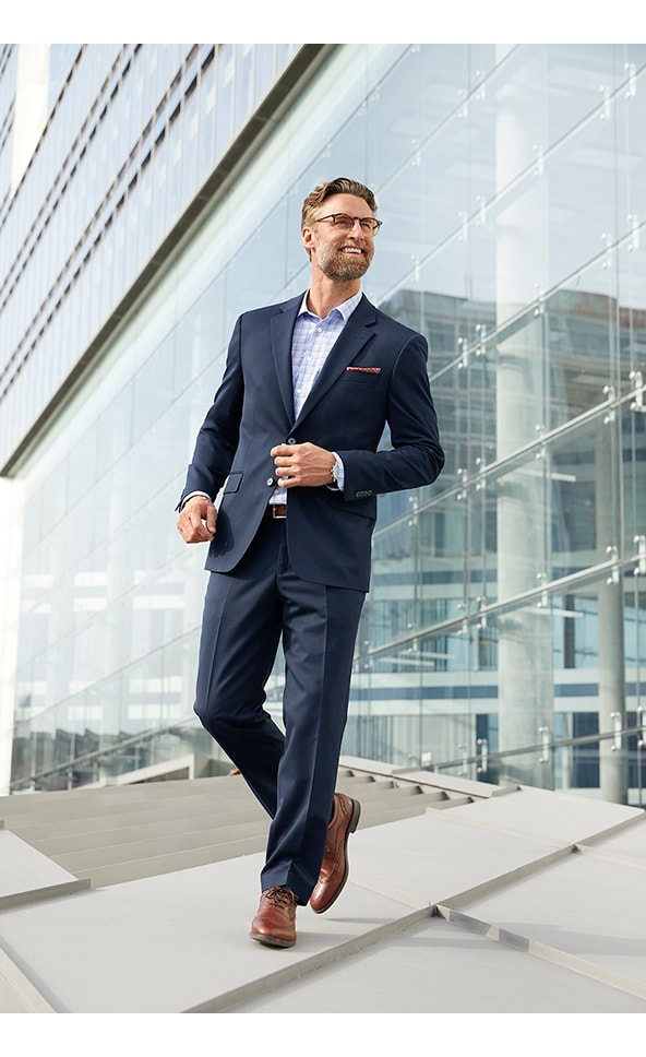 Herren-Anzug kombinieren: mit Krawatte oder ohne? Herren-Anzug kombinieren: mit Krawatte oder ohne?