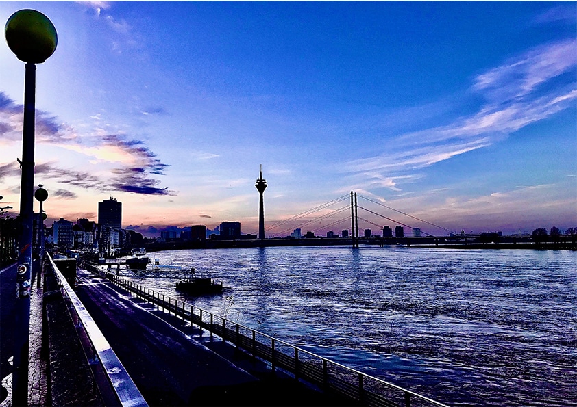 Aufnahme Düsseldorf Rhein in Blau