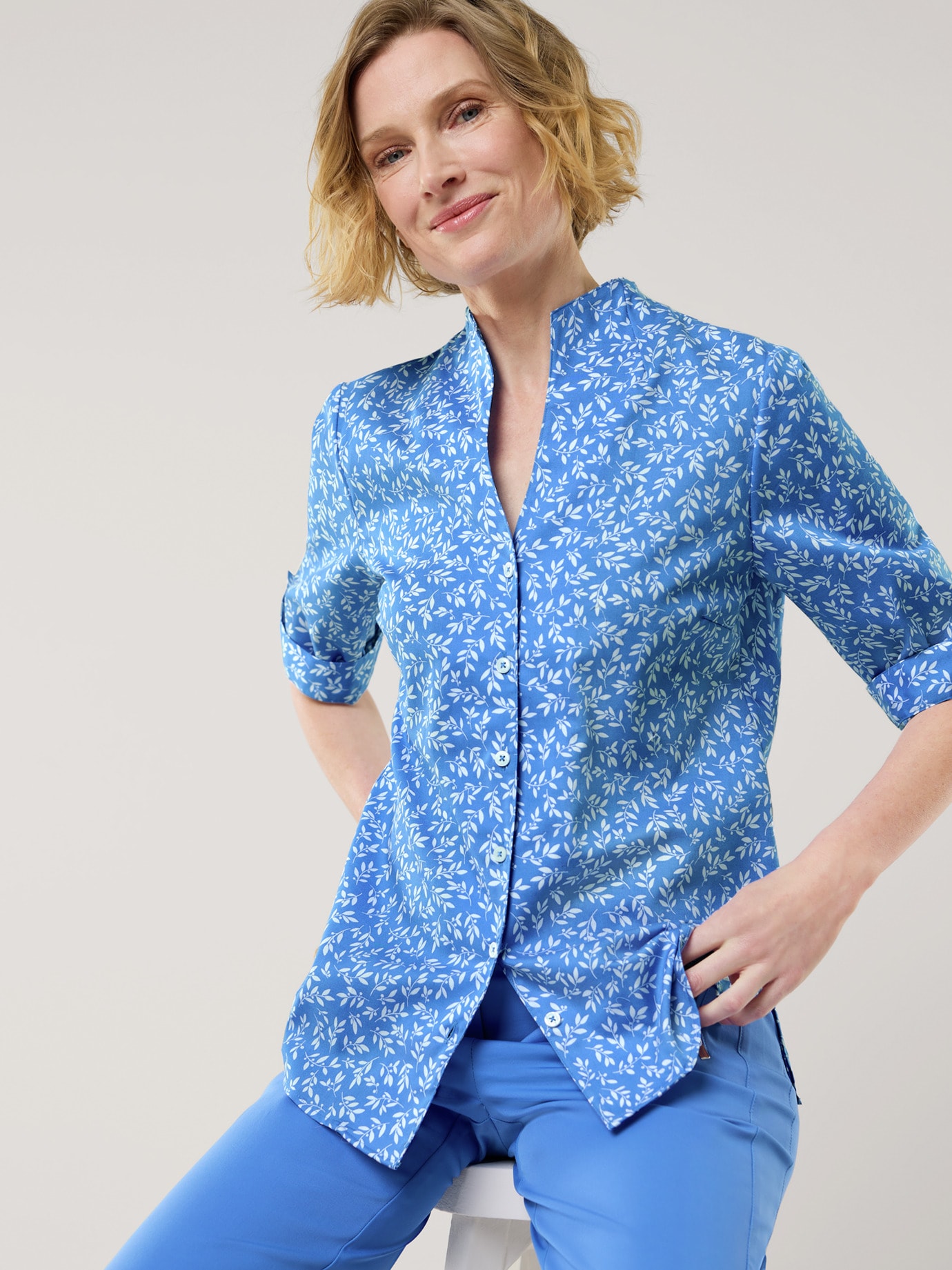 Extraglatt-Bluse Kelchkragen Minimal Königsblau
