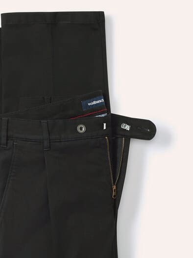 Extraglatt Flex-Bundfaltenjeans Permablack