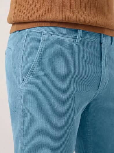 Cordhose aus weicher Baumwolle Hellblau