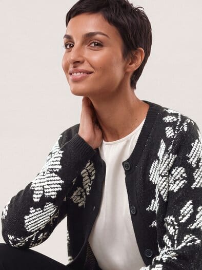 Jacquard Strickjacke mit Blütenmotiv Schwarz/Weiß
