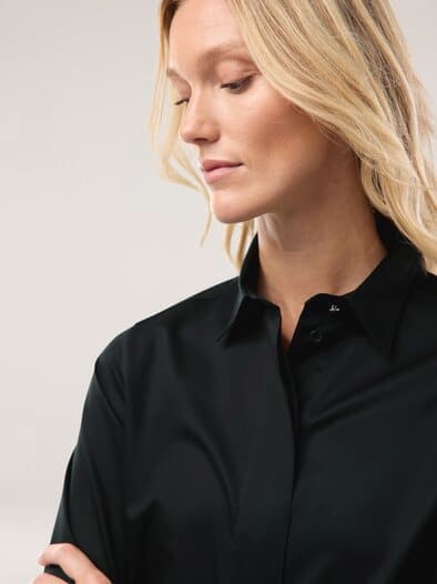 Baumwollbluse mit langer Manschette Schwarz