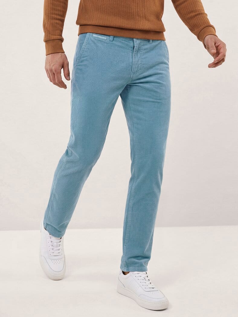 Cordhose aus weicher Baumwolle Hellblau