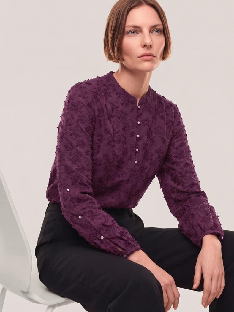 Bluse mit Blütenstickerei Cassis