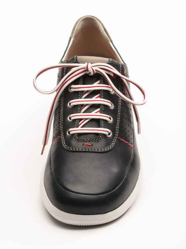 Nahaufnahme einer gebundenen Schleife auf einem Schuh von Walbusch.