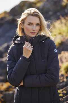 Eine Frau trägt eine Winterjacke in Marine.