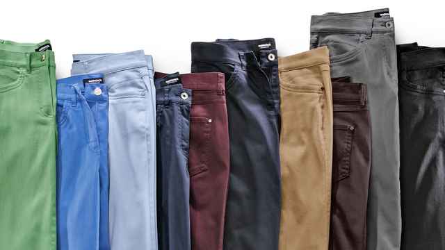 Bunte Auswahl von Hosen in verschiedenen Farben, darunter Grün, Blau, Rot, Beige und Grau, nebeneinander aufgereiht.