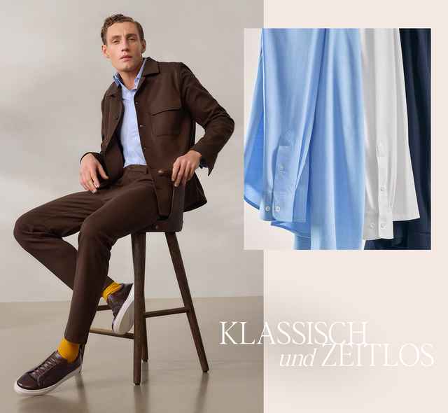 Ein Mann in braunem Anzug sitzt auf einem Stuhl. Daneben hängen Hemden in verschiedenen Blautönen. Text: "Klassisch und zeitlos".
